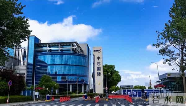 近三年中芯国际收入断崖：22年495亿，23年跌至452亿，24年没想到