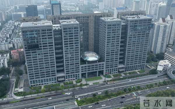 DeepSeek深夜掀桌,当大模型不讲武德,巨头们打响“系统保卫战”