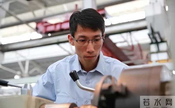 中国技校生立大功,成功破解西方发动机绝密技术,国家奖励800万