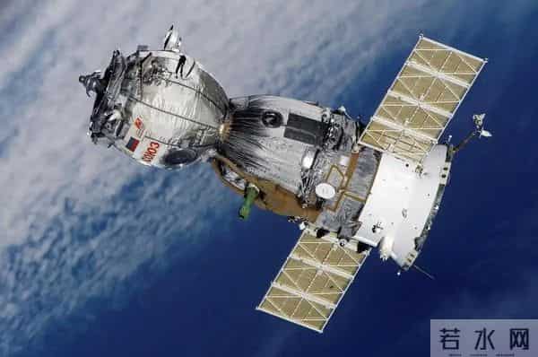 总设计师爆料神舟二十受损多严重,从舷窗三角形痕迹到太空贯穿伤