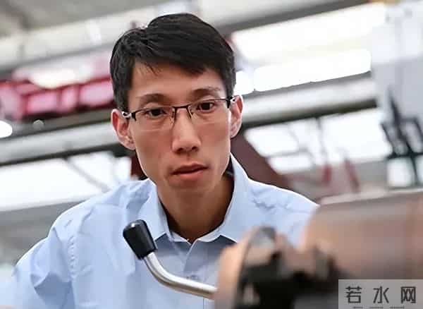 中国技校生立大功,成功破解西方发动机绝密技术,国家奖励800万