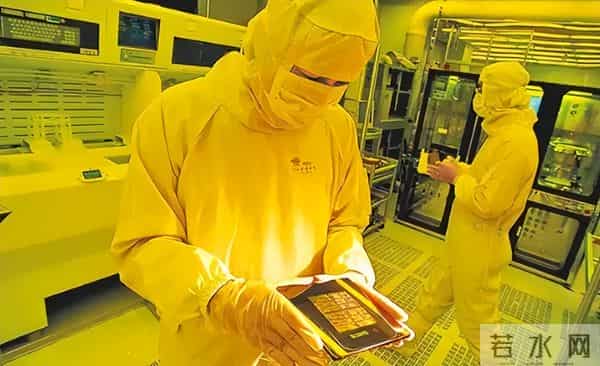 75岁芯片大佬潜逃美国!带走核心半导体技术机密,后果比想象严重