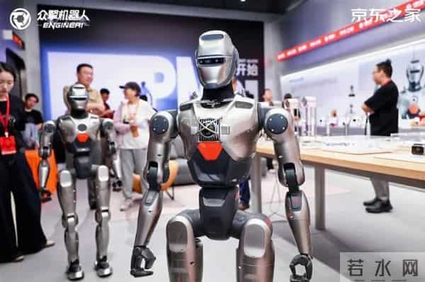 国产 T800 来了！回旋踢拳击技能点满，超越 80% 男性，这才是铁甲钢拳