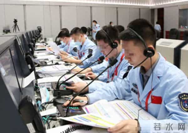 央视曝光！神舟20返回舱现状：玻璃内外都被贯穿，撞痕为三角形状