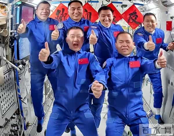 央视曝光!神舟20返回舱现状:玻璃内外都被贯穿,撞痕为三角形状