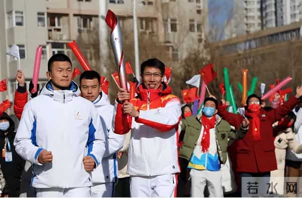 中国技校生立大功,成功破解西方发动机绝密技术,国家奖励800万