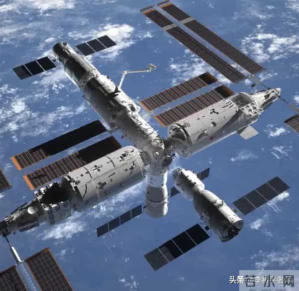1毫米碎片击穿神舟20号！这块三角形玻璃裂纹，暴露太空凶险一面