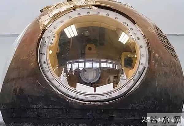 1毫米碎片击穿神舟20号！这块三角形玻璃裂纹，暴露太空凶险一面