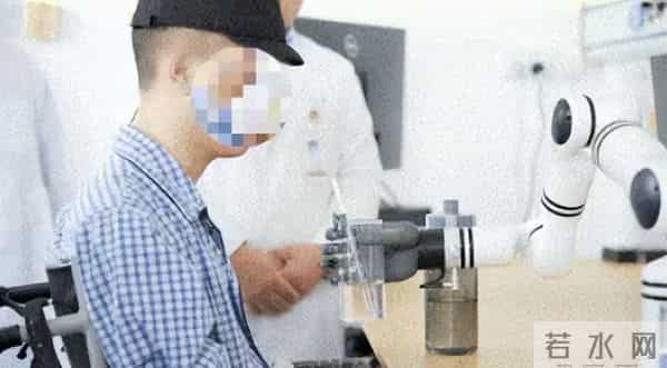 马斯克吹牛成真了！渐冻症患者植入脑机接口后，靠意念吃饭