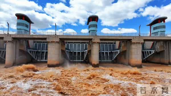 内蒙古出现奇观!干旱的沙漠,竟然被“大海”淹没了?