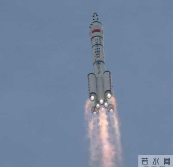 央视曝光!神舟20返回舱现状:玻璃内外都被贯穿,撞痕为三角形状