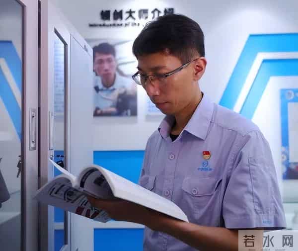 中国技校生立大功，成功破解西方发动机绝密技术，国家奖励800万