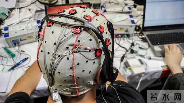 马斯克吹牛成真了！渐冻症患者植入脑机接口后，靠意念吃饭