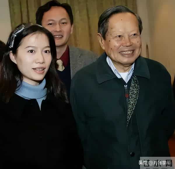 杨振宁离世后翁帆现状：搬离别墅带走34箱东西, 生活简朴专注研究