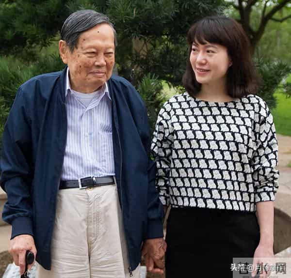 杨振宁离世后翁帆现状：搬离别墅带走34箱东西, 生活简朴专注研究