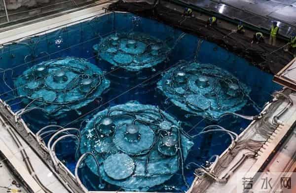 中微子是什么，它究竟是怎么被发现的？它拥有极强的穿透力，1光年厚的铅板不一定能够阻拦它，原因何在？