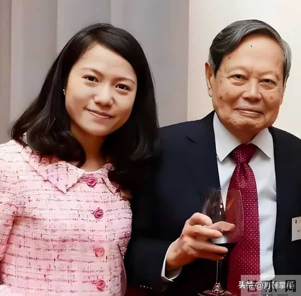 杨振宁离世后翁帆现状：搬离别墅带走34箱东西, 生活简朴专注研究