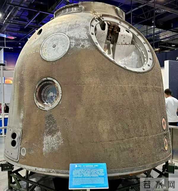 舷窗玻璃被贯穿，撞痕为三角形！神舟二十号飞船撞击情况首次披露