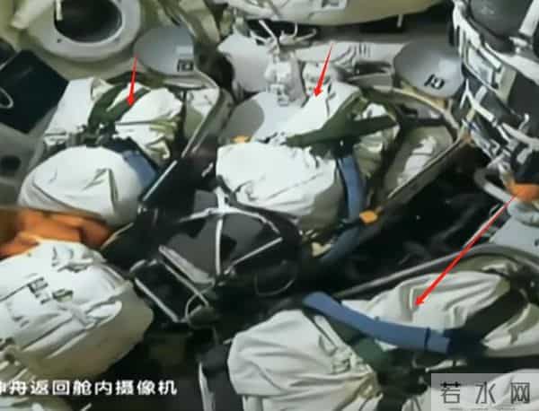 央视曝光!神舟20返回舱现状:玻璃内外都被贯穿,撞痕为三角形状