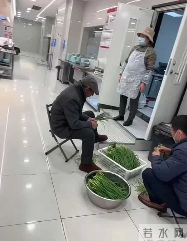 章泽天也没想到，父母仅用一个举动，就让儿子刘强东实现口碑暴涨