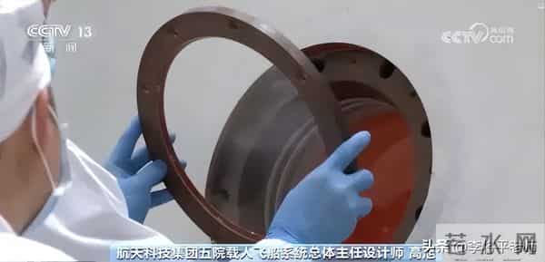 1毫米碎片击穿神舟20号！这块三角形玻璃裂纹，暴露太空凶险一面