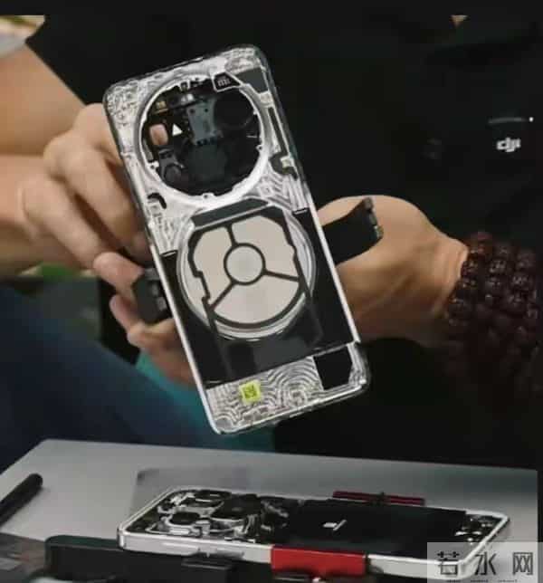 华为Mate80 ProMax，拆解报告显示，这不像手机而像一块高精件手表