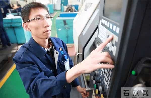 中国技校生立大功,成功破解西方发动机绝密技术,国家奖励800万