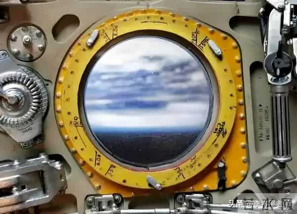 1毫米碎片击穿神舟20号！这块三角形玻璃裂纹，暴露太空凶险一面