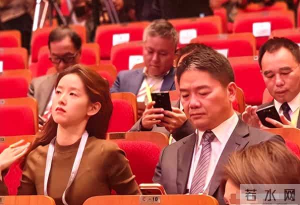 章泽天也没想到，父母仅用一个举动，就让儿子刘强东实现口碑暴涨