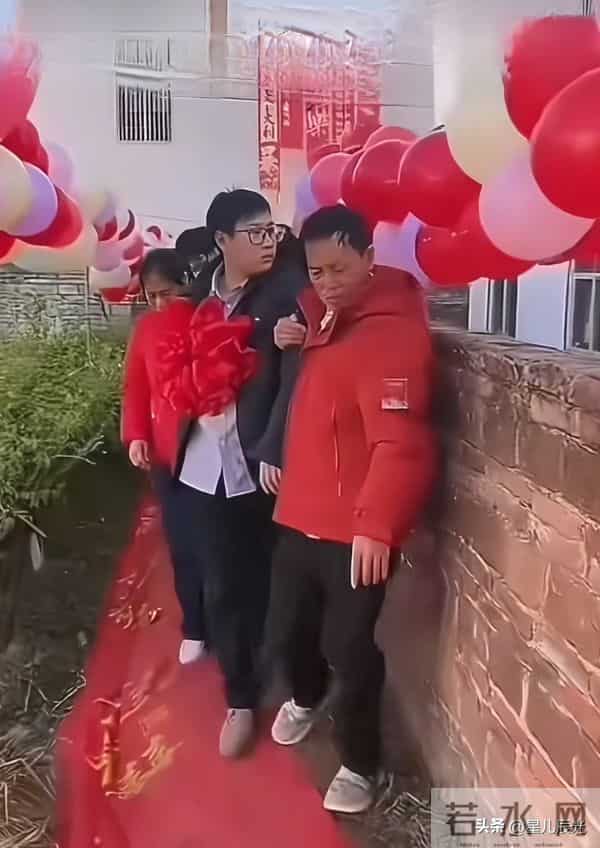 梁志辉直播曝出自己的职业 对家里小路有见解 出差被AI人脸识别到