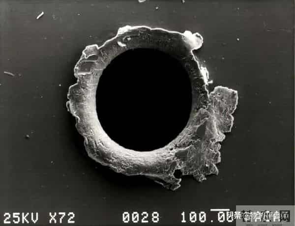 1毫米碎片击穿神舟20号！这块三角形玻璃裂纹，暴露太空凶险一面