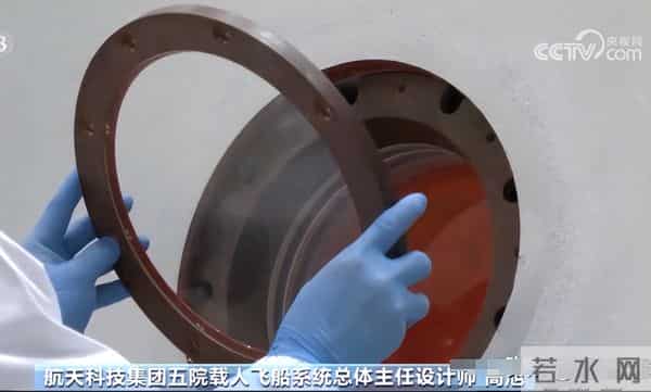 央视曝光!神舟20返回舱现状:玻璃内外都被贯穿,撞痕为三角形状