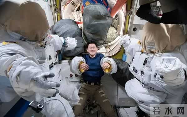 生命起源宇宙？多名宇航员返回地球后，身体出现“不可逆”变化