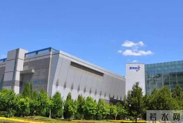 近三年中芯国际收入断崖：22年495亿，23年跌至452亿，24年没想到