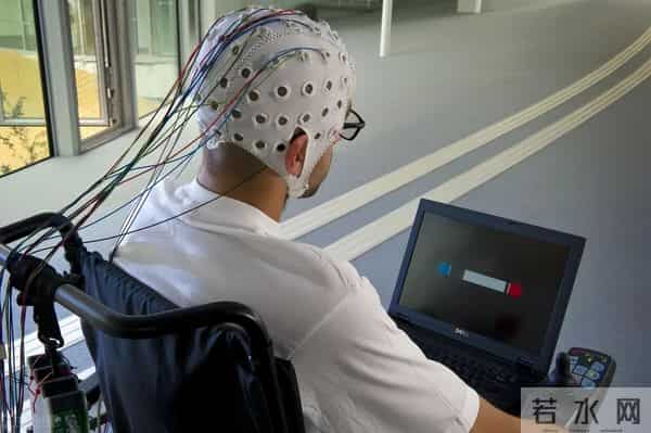 马斯克吹牛成真了！渐冻症患者植入脑机接口后，靠意念吃饭