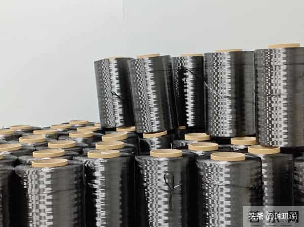 从“卡脖子”到反超！中国T1000级碳纤维量产，打破日美技术壁垒