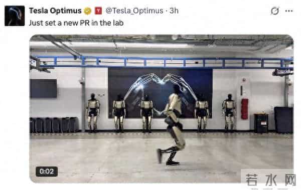 人形机器人跑起来了,特斯拉最新发布,团队:刷新了个人纪录!此前马斯克承诺明年实现量产,希望售价在2万至3万美元