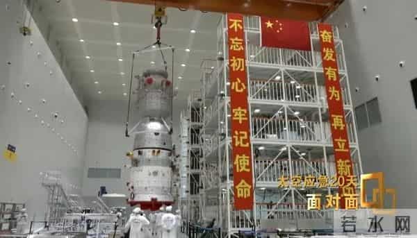 央视曝光!神舟20返回舱现状:玻璃内外都被贯穿,撞痕为三角形状