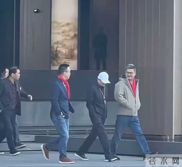 61岁马云现身蚂蚁园区，穿布鞋戴工牌低调朴素，身边全是大佬陪同