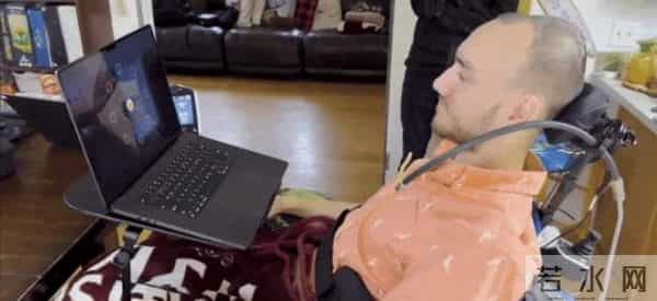 马斯克吹牛成真了！渐冻症患者植入脑机接口后，靠意念吃饭