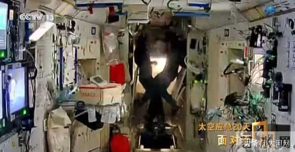 神二十返回舱受损细节公布:玻璃裂纹是个三角形,整个玻璃从内到外已贯穿,初判“肇事”空间碎片不到1毫米