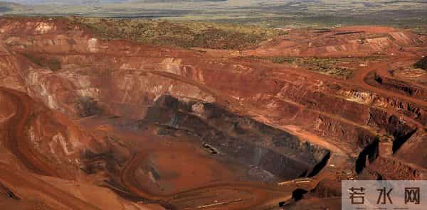 中国拿下超级铁矿！用修重载铁路换44亿吨"铁疙瘩"，西方着急了？