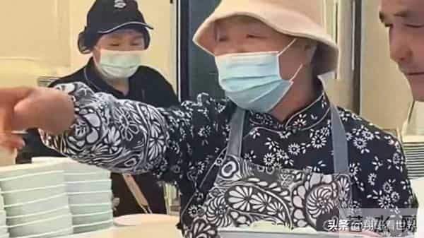 刘强东也没想到，因为父母在食堂一个举动，“口碑”再次迎来暴涨