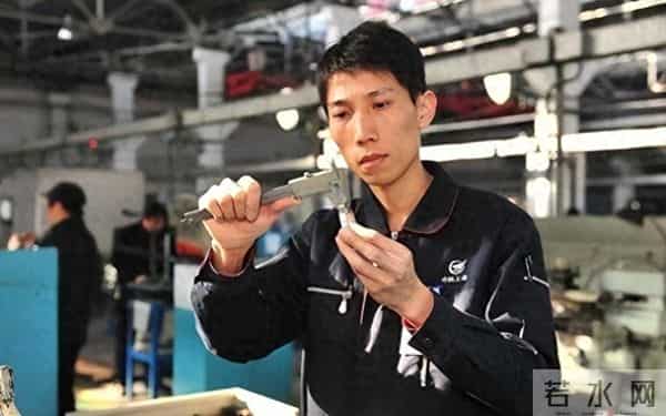 中国技校生立大功，成功破解西方发动机绝密技术，国家奖励800万