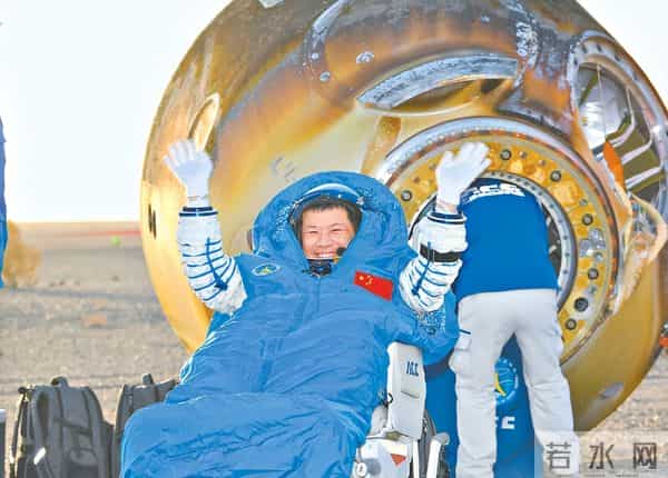 央视曝光!神舟20返回舱现状:玻璃内外都被贯穿,撞痕为三角形状