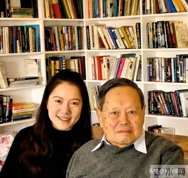 杨振宁离世后翁帆现状：搬离别墅带走34箱东西, 生活简朴专注研究