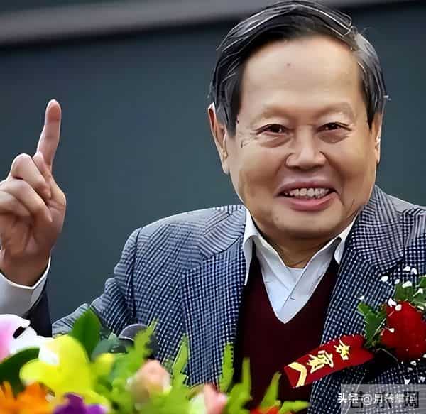 杨振宁离世后翁帆现状：搬离别墅带走34箱东西, 生活简朴专注研究