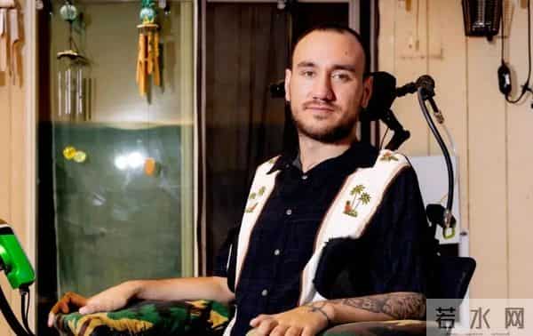 马斯克吹牛成真了！渐冻症患者植入脑机接口后，靠意念吃饭