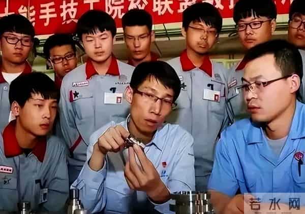 中国技校生立大功,成功破解西方发动机绝密技术,国家奖励800万