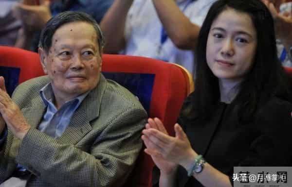 杨振宁离世后翁帆现状：搬离别墅带走34箱东西, 生活简朴专注研究